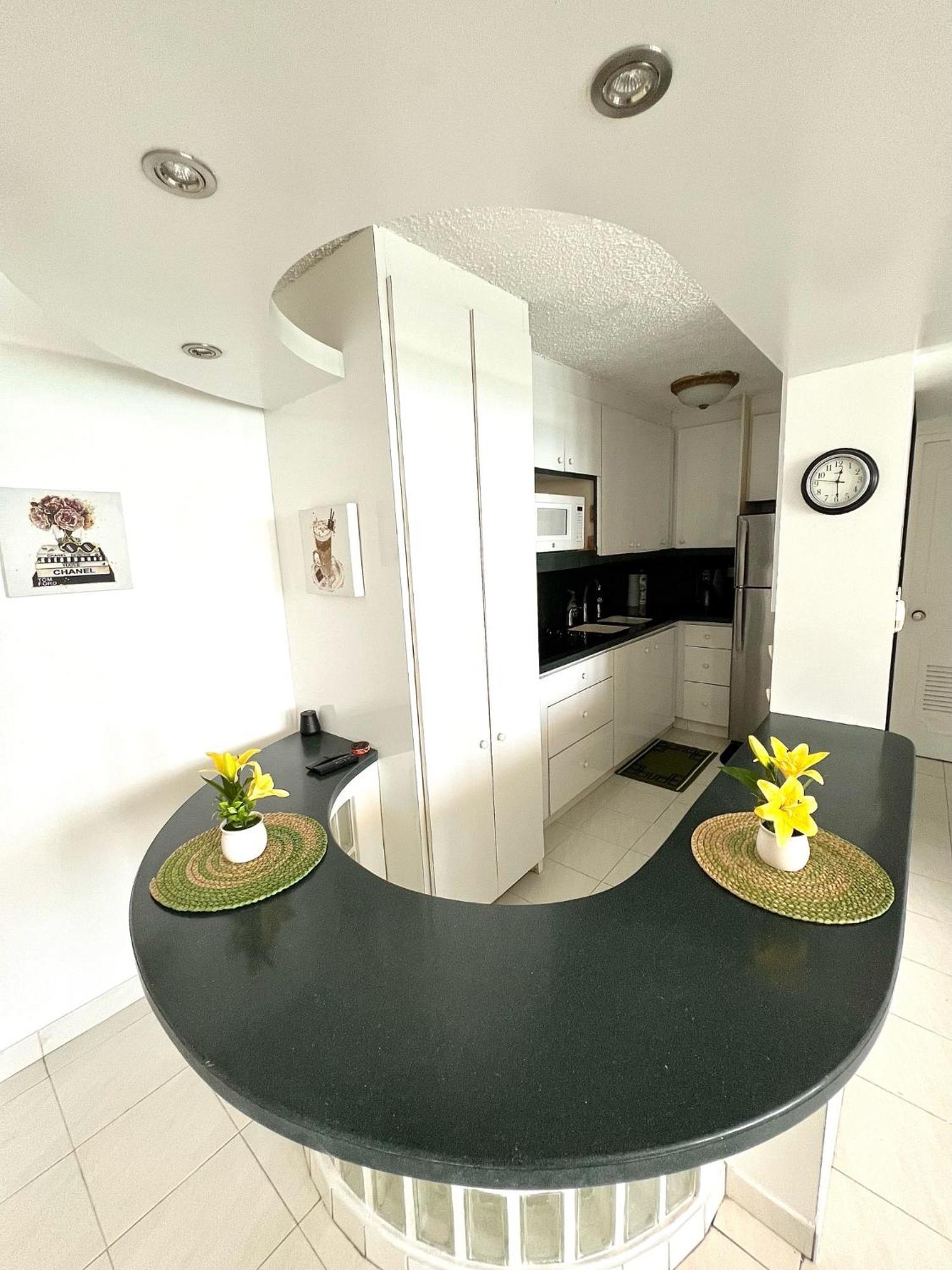 Gorgeous Ocean View 1Br W/Beach Acess & Pool Lägenhet San Juan Exteriör bild